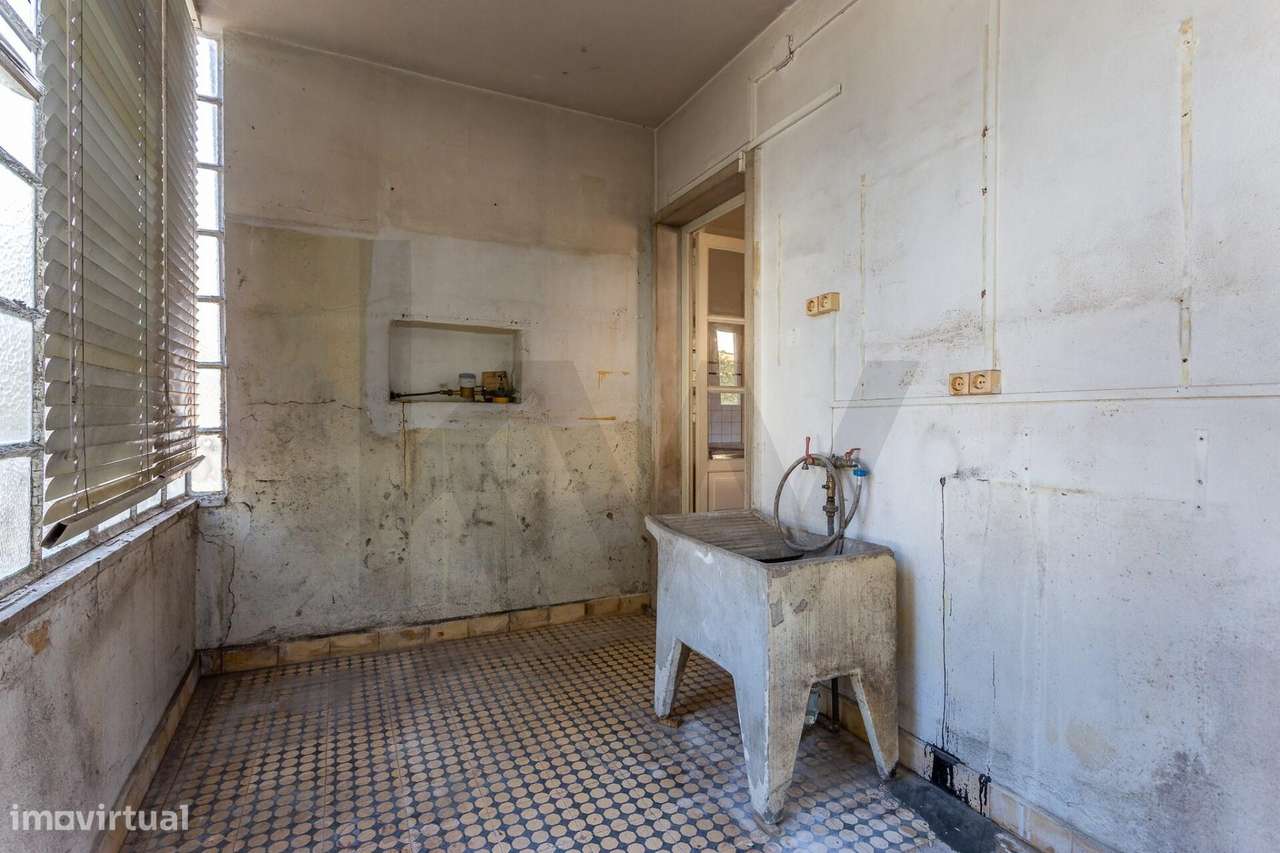 Moradia isolada para (sonhar e) remodelar | 300m2 área | Jardim à volt-13