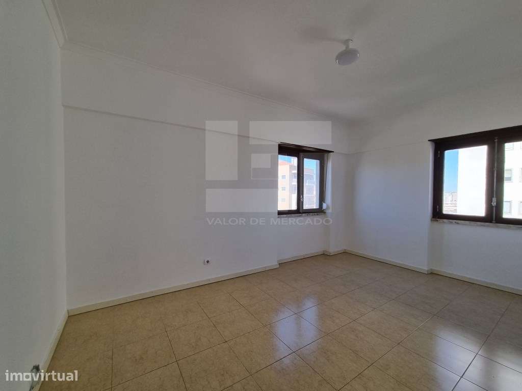Apartamento T3 usado para venda em Mina de Água, Amadora.-12
