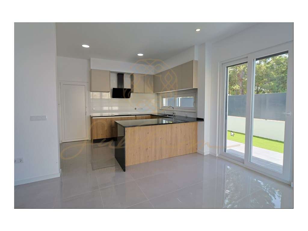 Moradia Nova com 4 Assoalhadas, Garagem Box e Piscina!-13
