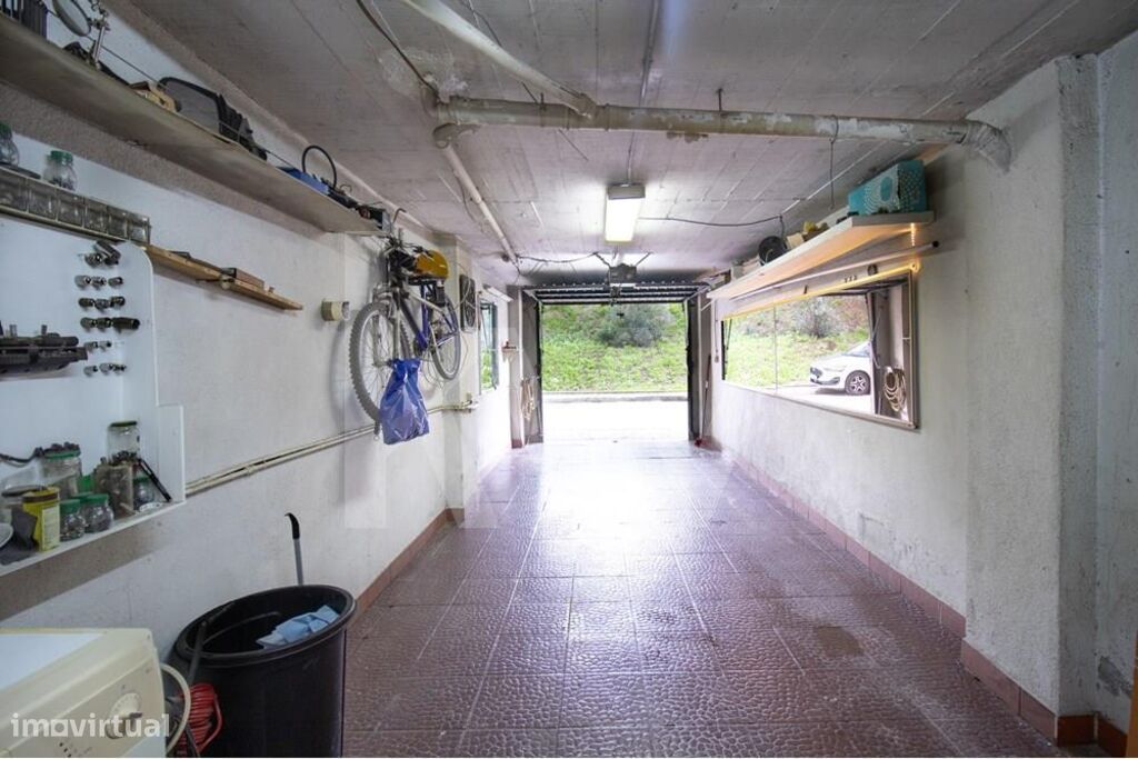 Garagem com zona de cozinha e WC com área de 66m2 para venda