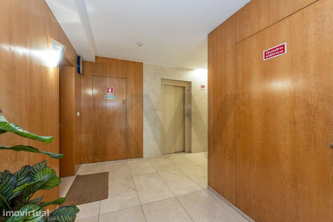 Excelente T5  em Condominio Fechado a Marechal Gomes da Costa, Porto-53