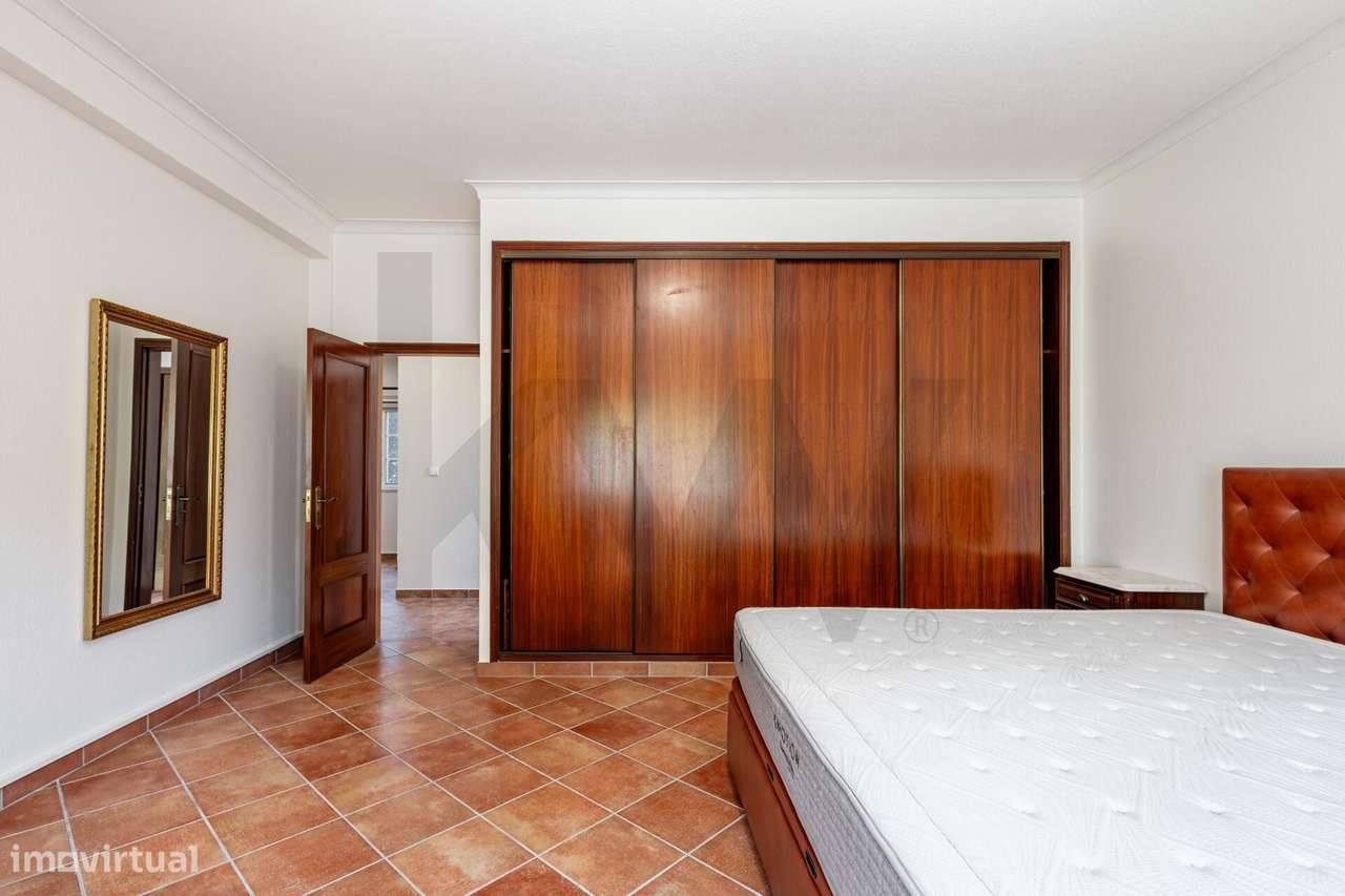 Moradia Unifamiliar com piscina e jardim no Banzão Colares-13