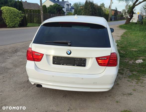 BMW Seria 3 318d DPF Touring - 9