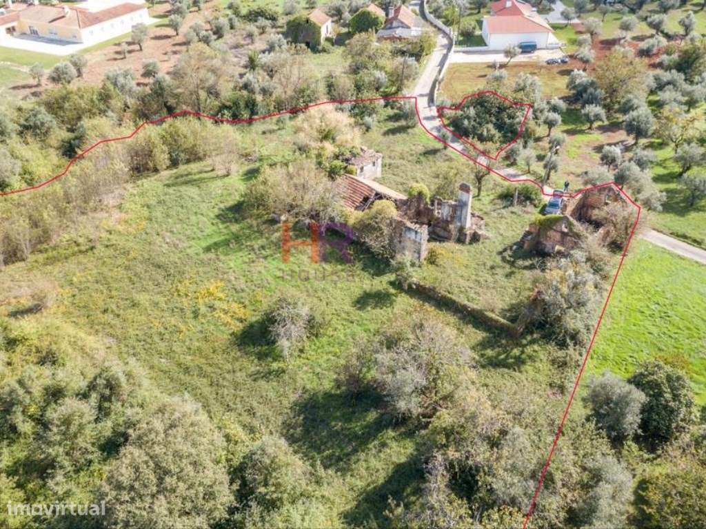 Vende-se Terreno com casas em ruina com 8000m2-19