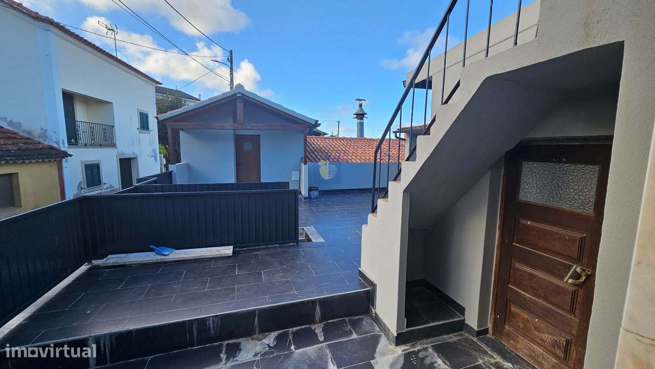 Edifício para Habitação e Comércio - Moradia T3 Renovada c/ Terraço e-23