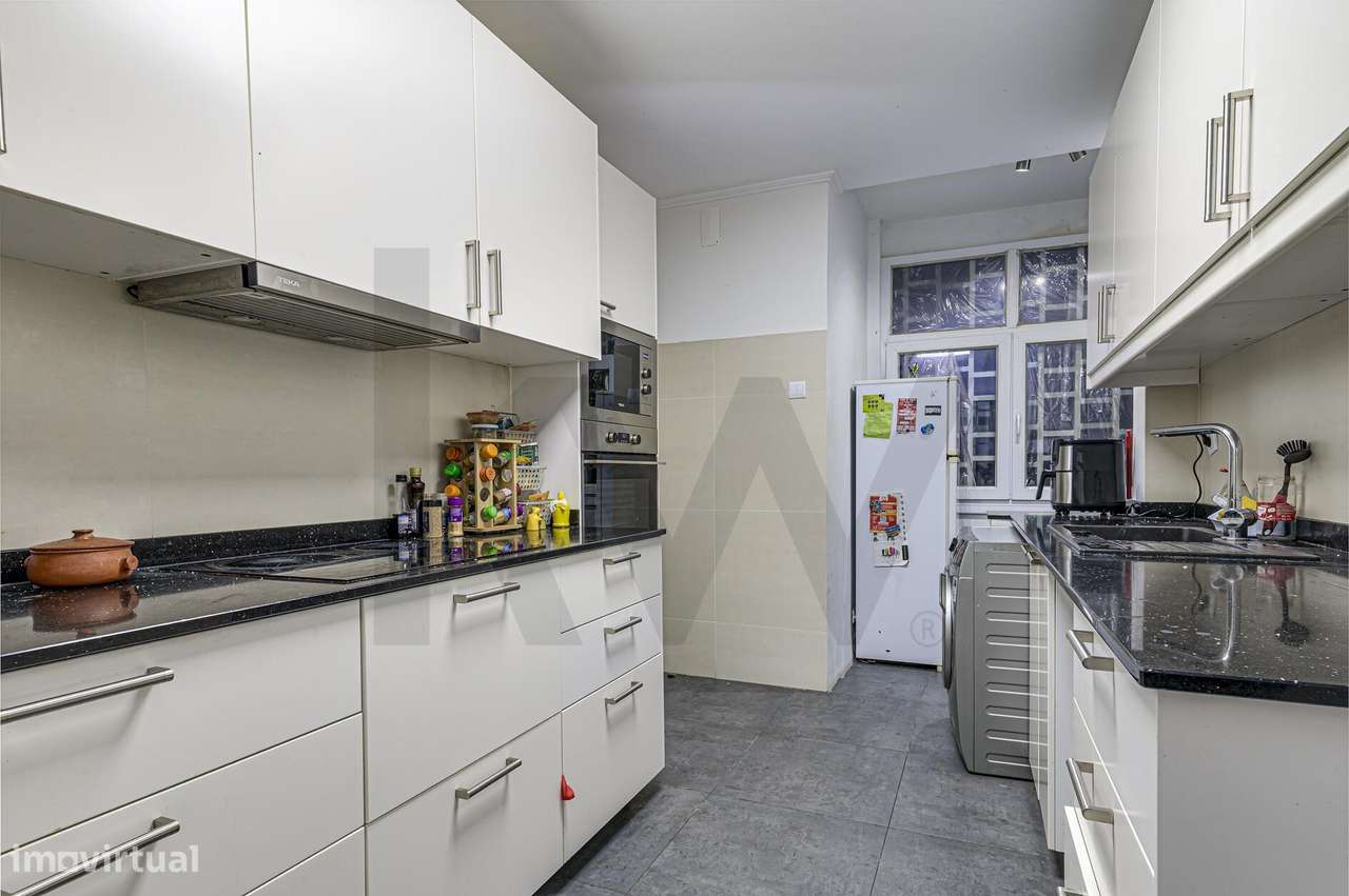 Oportunidade Única em S. Domingos de Benfica: T4 com Potencial e Local-25