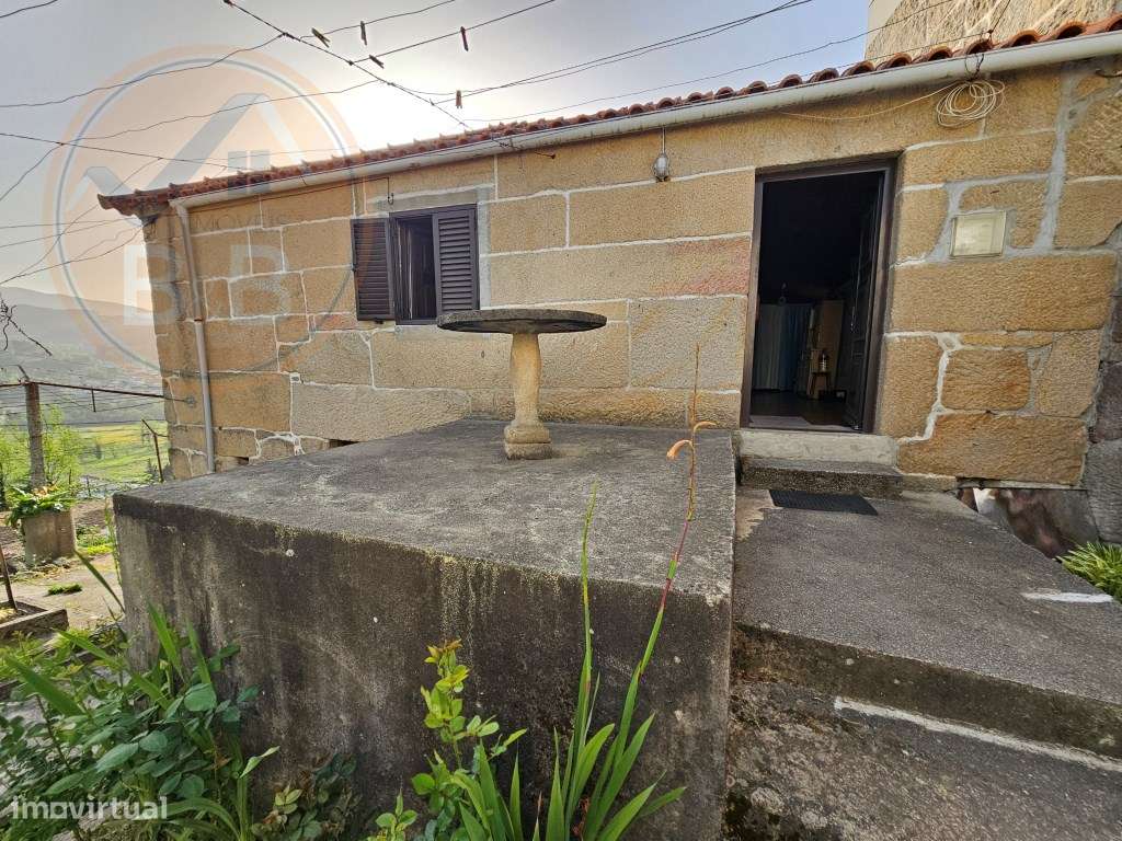 Moradia T4, em pedra, com terreno de 2.366 m² e Espigueiro datado d...-3