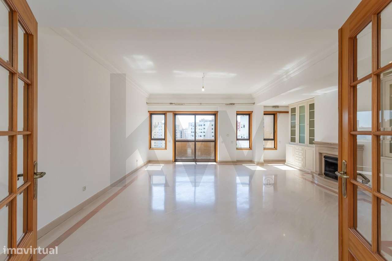 Arrendamento Apartamento T4 com 244m2, Varandas, Arrecadação e Garagem - Grande imagem: 2/51