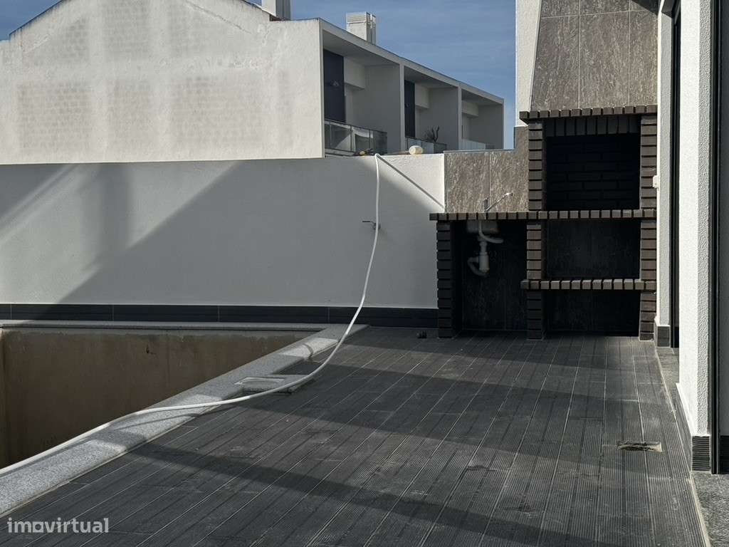 Moradia com 3 Suites, Garagem, Logradouro, Churrasqueira e Piscina-32