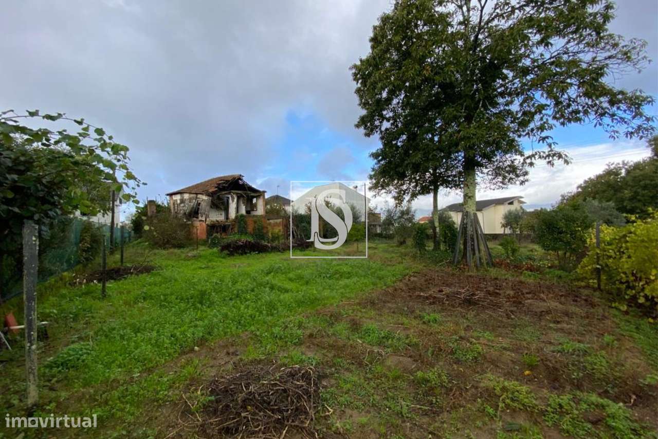 Moradia T1 duplex para restaurar + terreno - Grande imagem: 2/26