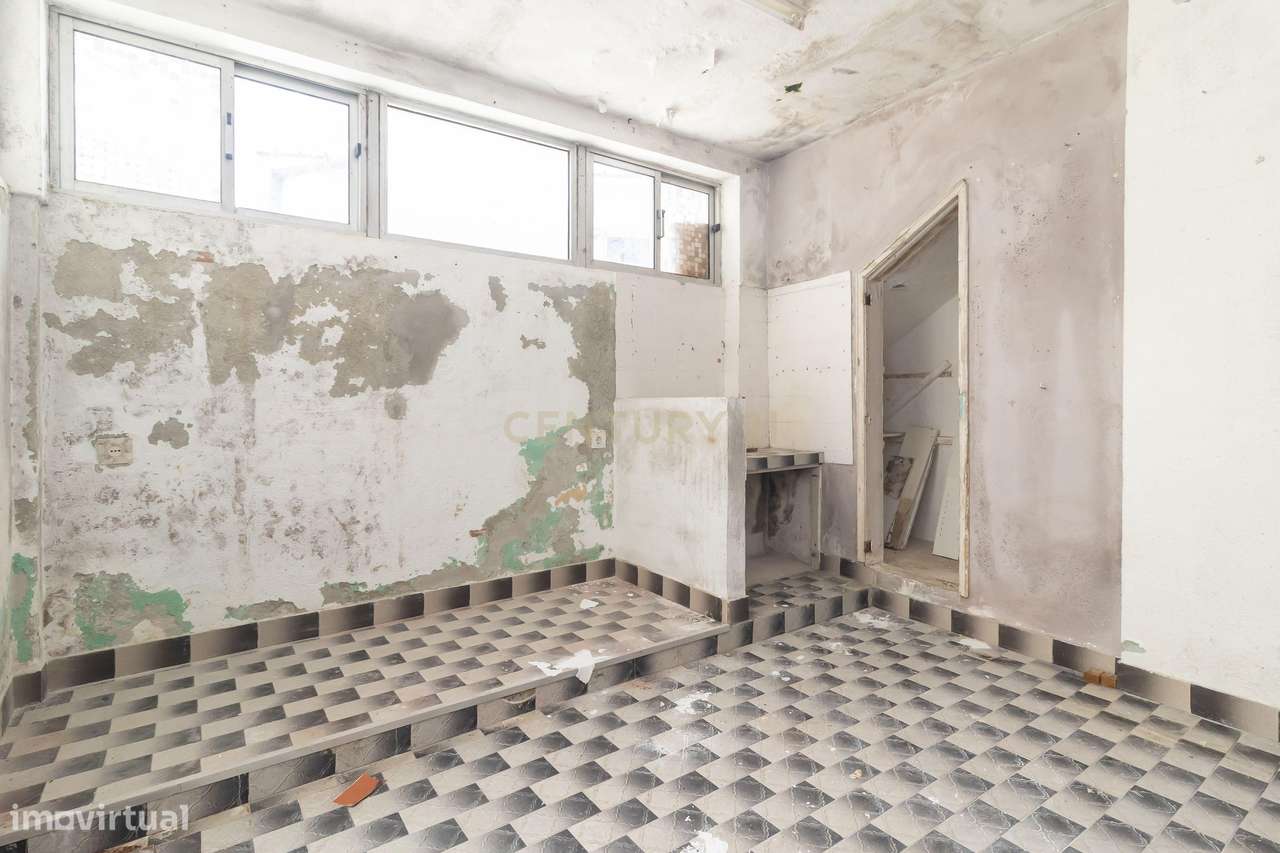 Apartamento com Potencial de Valorização em Almada-29