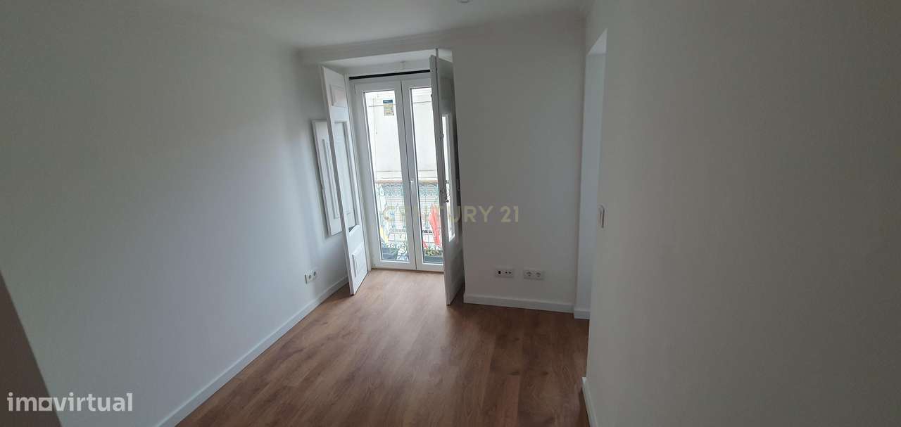Prédio no Bairro Alto Remodelado com 3 Apartamentos e Loja, um Sonho p-9