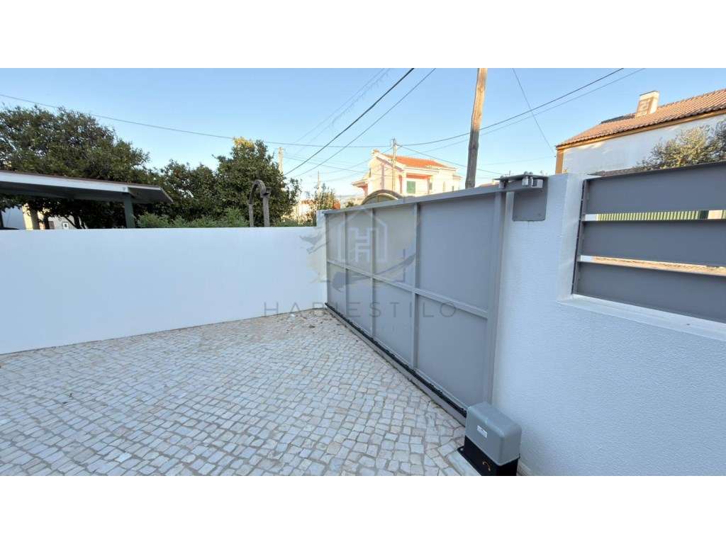 MORADIA T4 COM PISCINA EM AZEITÃO | OPORTUNIDADE A NÃO PERDER-1