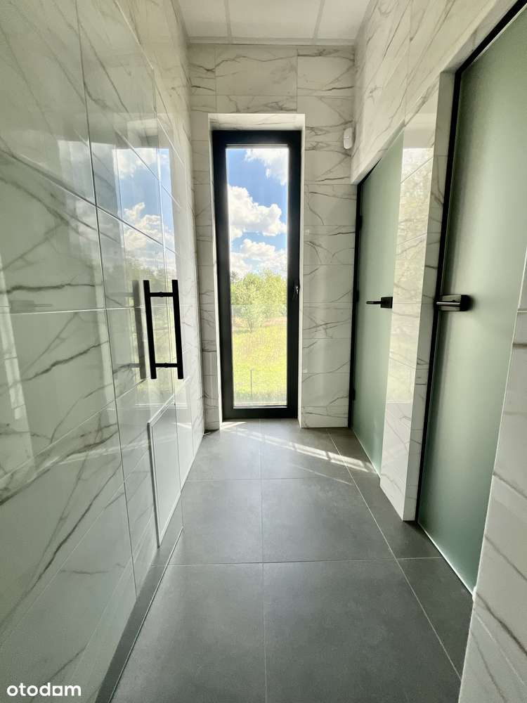 Budynek biurowo-magazynowy z miejscami parkingowymi-8