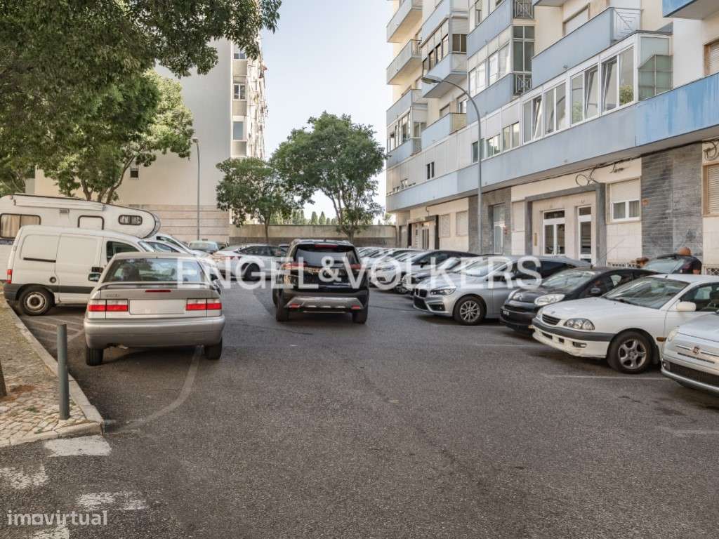 T2 em Benfica para Remodelação com Vista Panorâmica sobre Lisboa-29