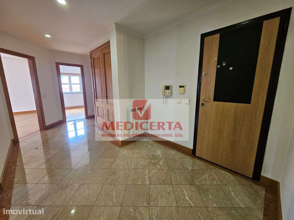 Amadora (Casas do Lago) T4 (2 Parqueamentos + Arrecadação)-8