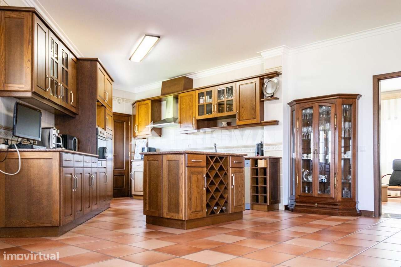 Moradia T5 para Venda em C. Branco-6