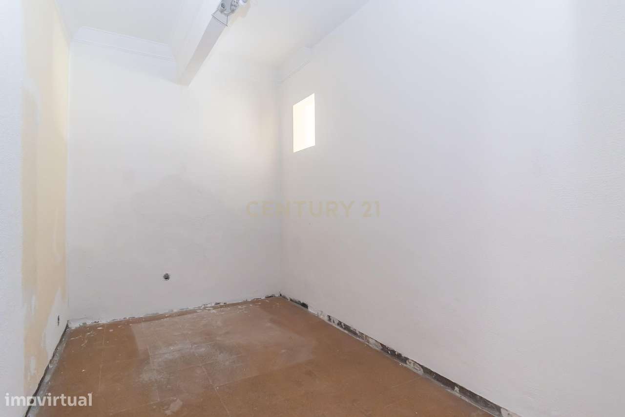 Apartamento com Potencial de Valorização em Almada-13