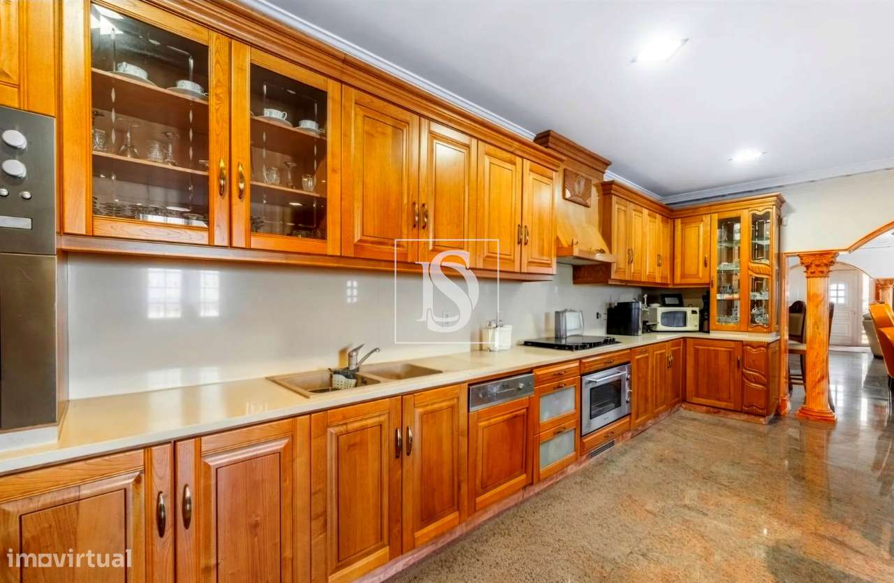 Moradia Independente T6 com 6 suítes e Piscina-9