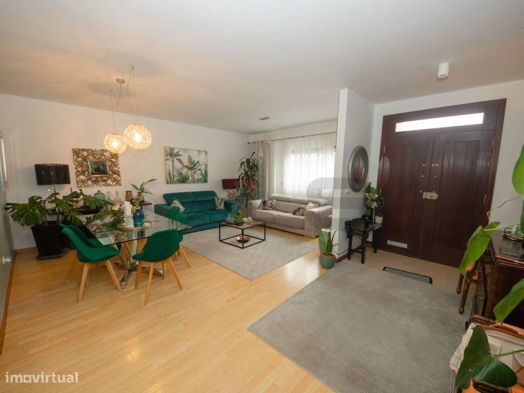 Moradia V3 +1 com aproveitamento de Sótão e Terraço em Ponta Delgad... - Grande imagem: 2/28