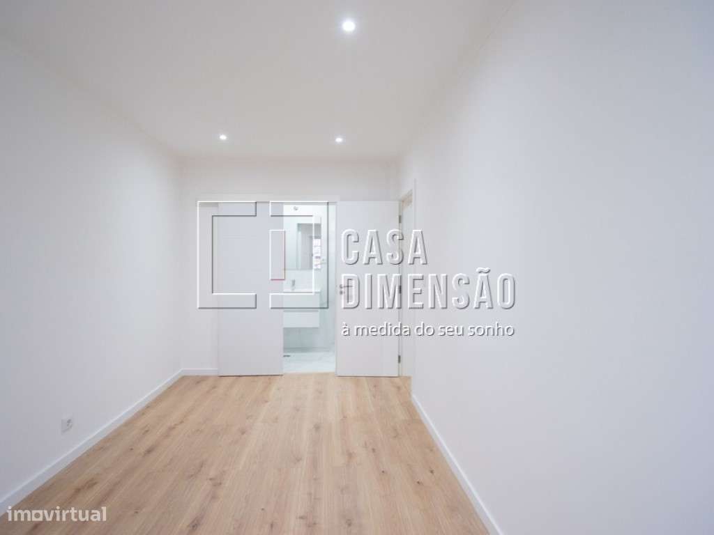Apartamento T3, em fase de remodelação, localizado na Amadora. Uma ...-29