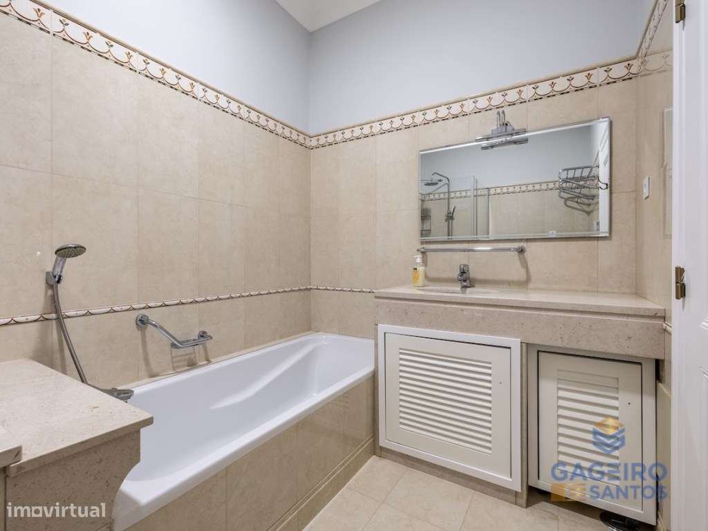 Apartamento Único com Charme Histórico e Conforto Moderno a Passos ...-22