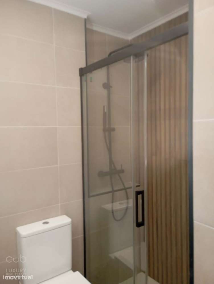 Apartamento T2 Remodelado no Coração de Almada — Elegância, Luz e Cent-7