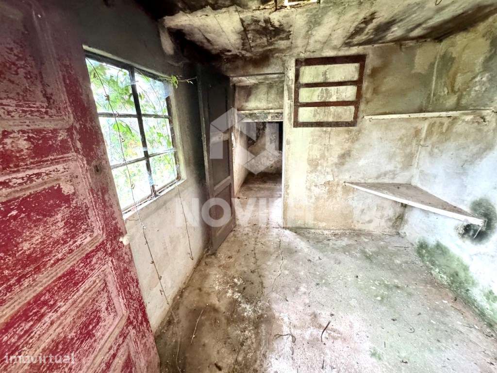 Moradia para reconstruir, no centro de uma pacata aldeia.-6