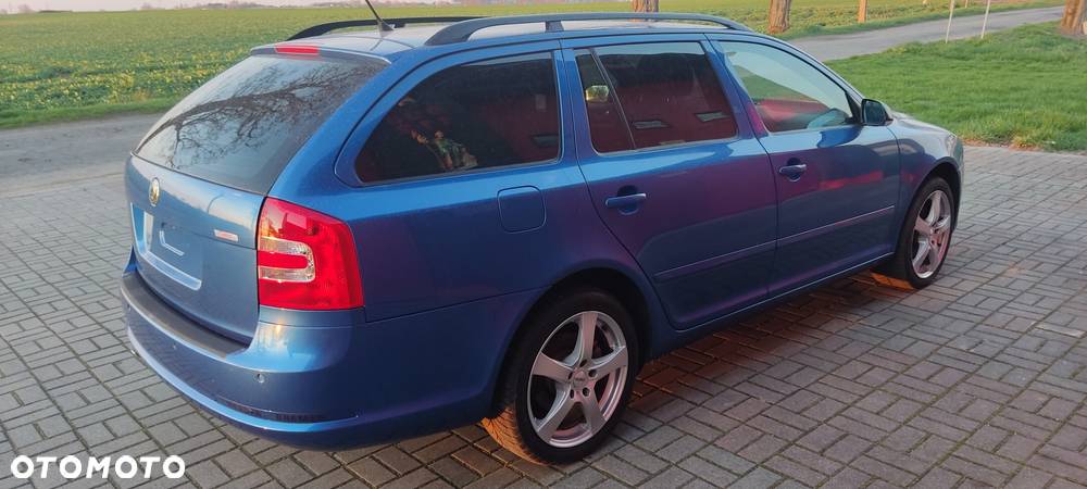 Skoda Octavia Combi 2.0 TDI CR DPF RS - 16