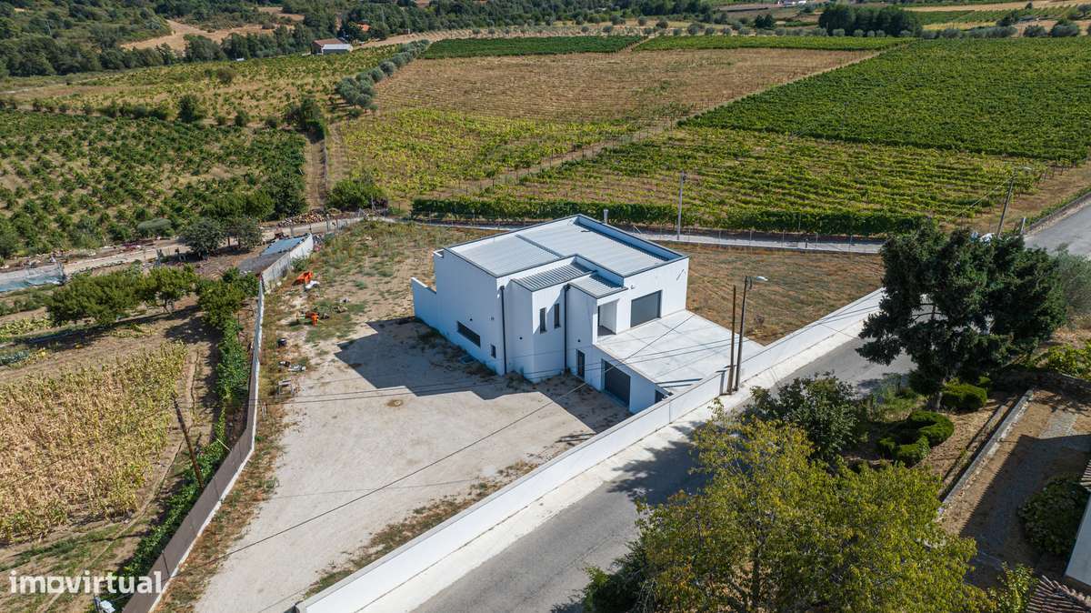 Moradia T4 semi-nova c/ 4 suites-3