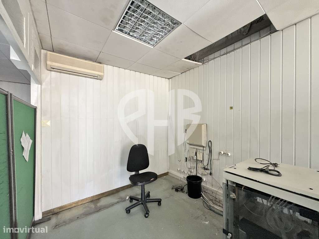 Edifício Comercial 2 Pisos // Rua do Padrão - Pedroso-24