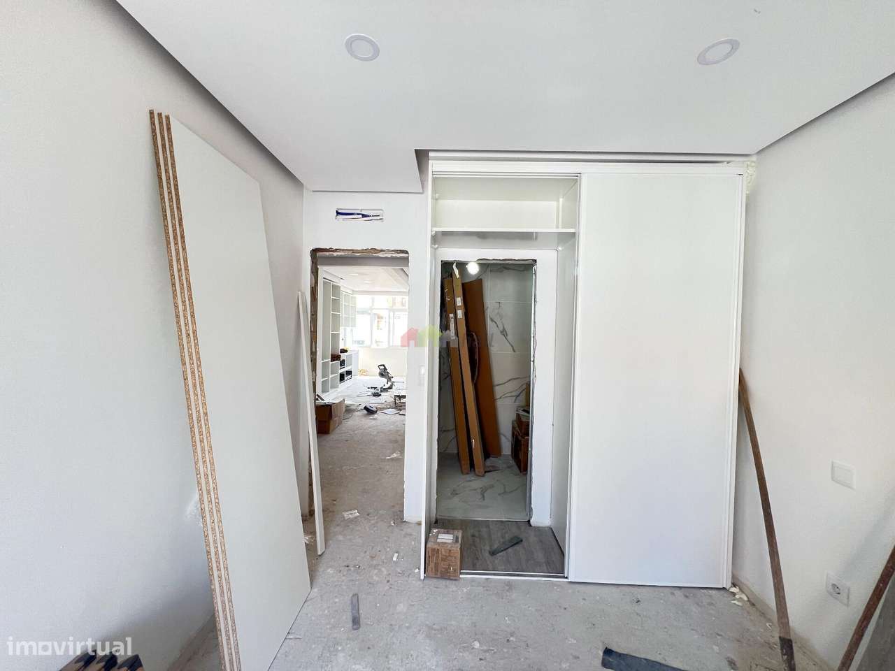 Apartamento T2 totalmente remodelado com varanda-7