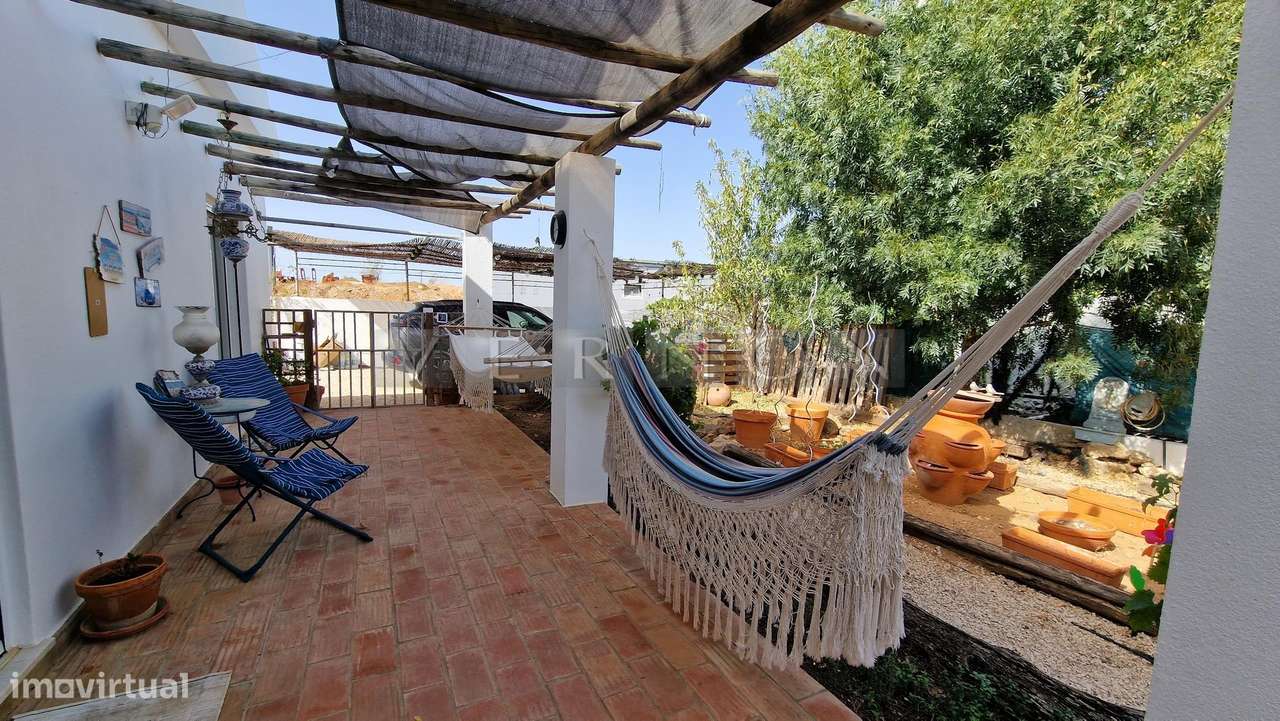 Charmosa e espaçosa moradia com 3 quartos e piscina para venda entre L-42