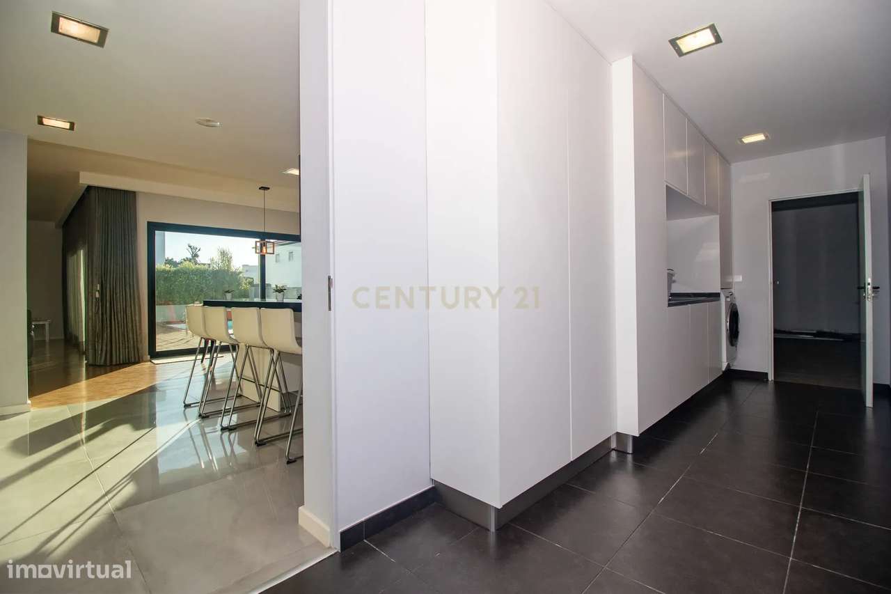 Viva o Luxo à Beira-Mar: Moradia Espetacular T5 com Piscina na Deslumb-14