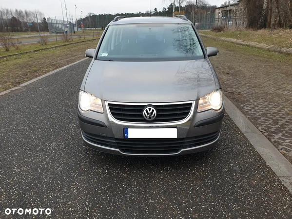 Volkswagen Touran 1.9 TDI DPF BlueMot Conceptline - 4