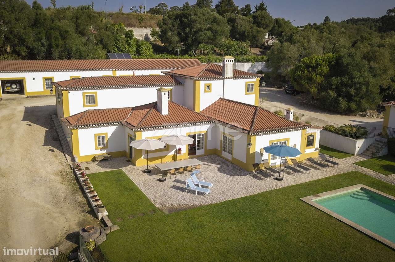 Quinta Em Sintra Com Duas Moradias E Piscina