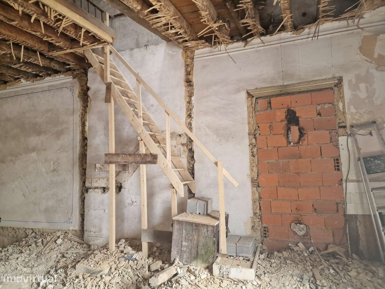 Moradia c/ pátio para restauro no Centro de Ovar-18