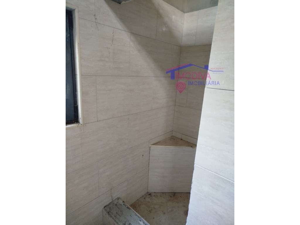 Moradia T2 com arrecadações, garagem e quintal em Constância-11