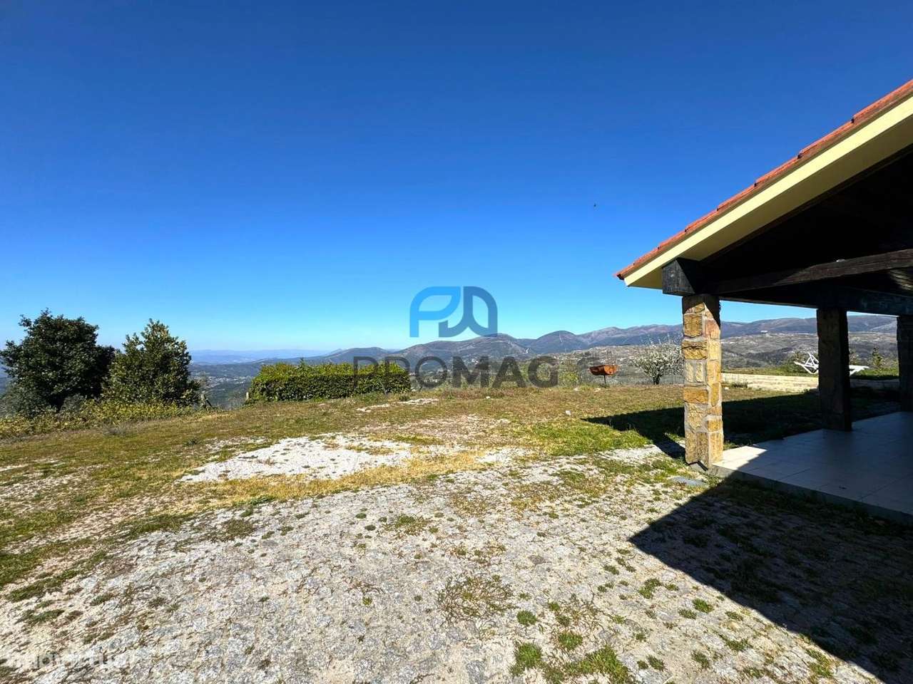 Moradia com excelente área, piscina e plena privacidade-17