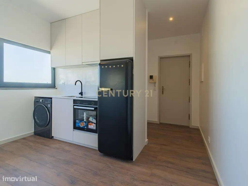 Apartamento Remodelado com Terraço no Cristal Atrium – Centro da Marin-0
