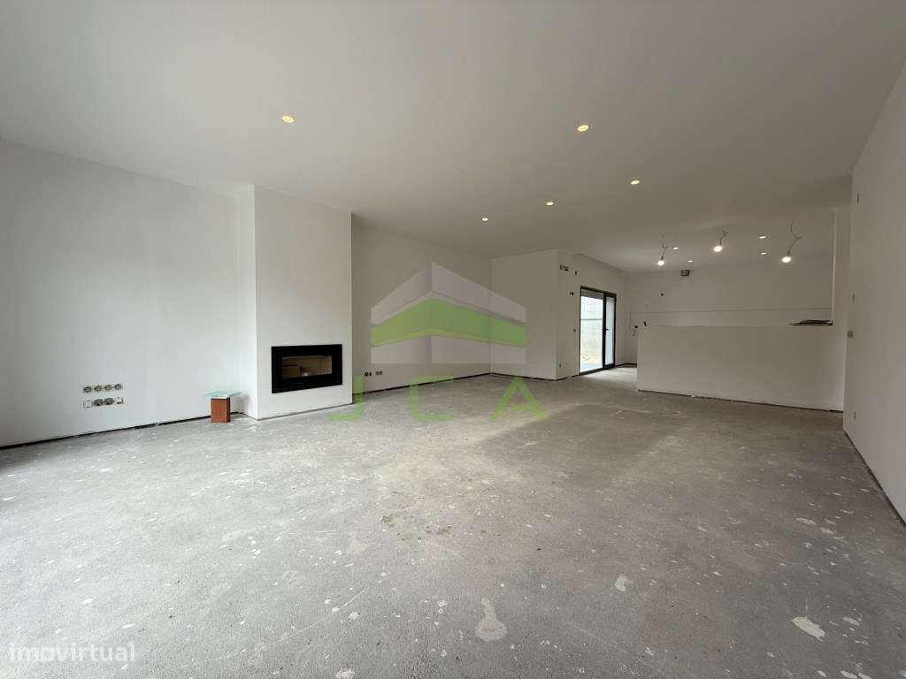 Moradia V3 nova com jardim, na zona dos Pousos-9