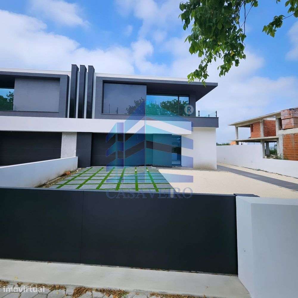 Moradia T4 Geminada em Santa Joana-9