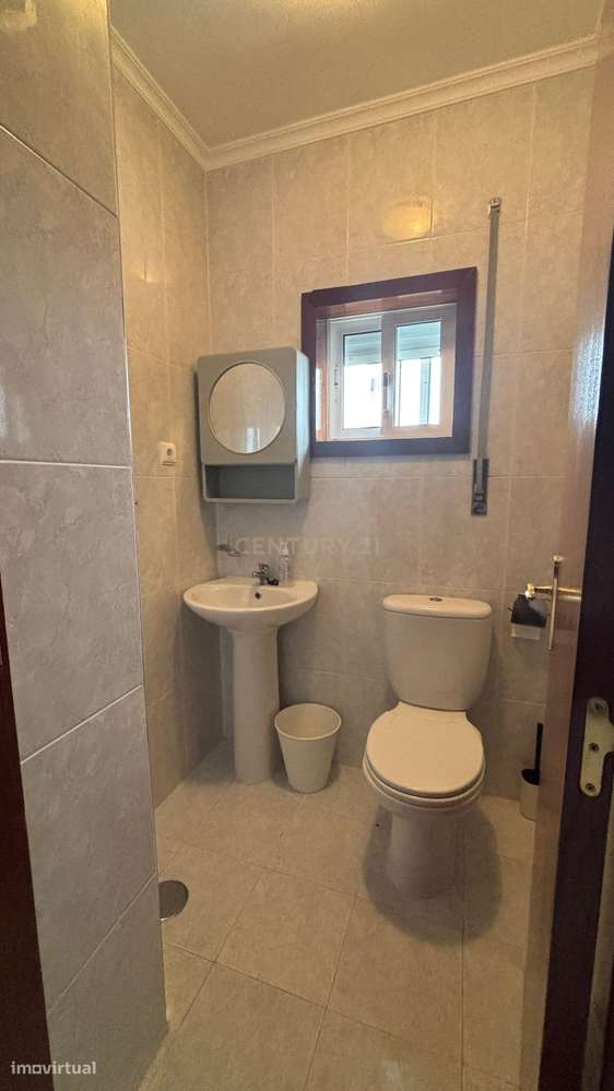 Apartamento T3 no Último Piso com Terraço e Garagem – A Apenas 750 Met-12