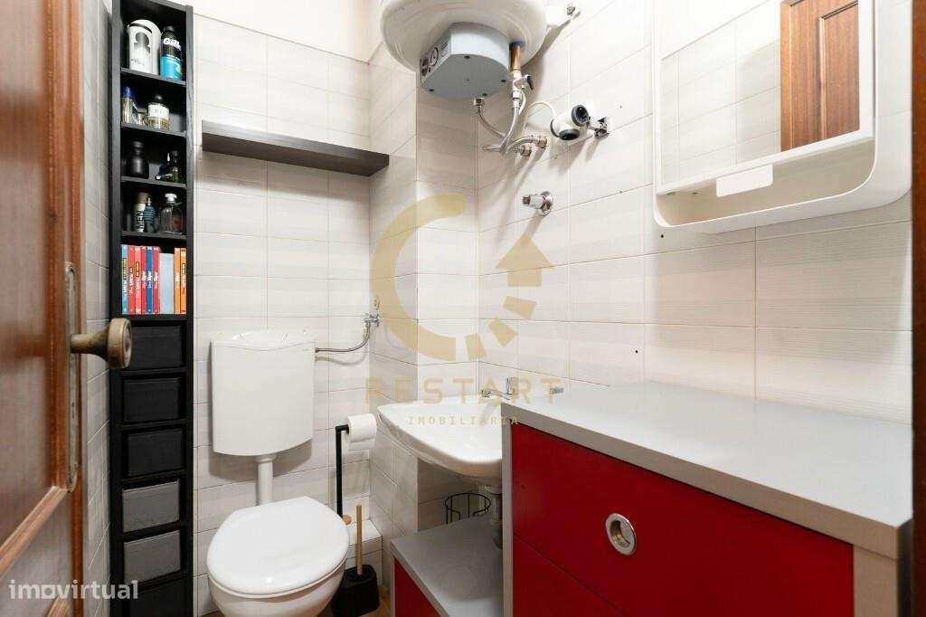 T2 - Parcialmente Renovado - Localização Premium - Vila Nova de Gaia-23