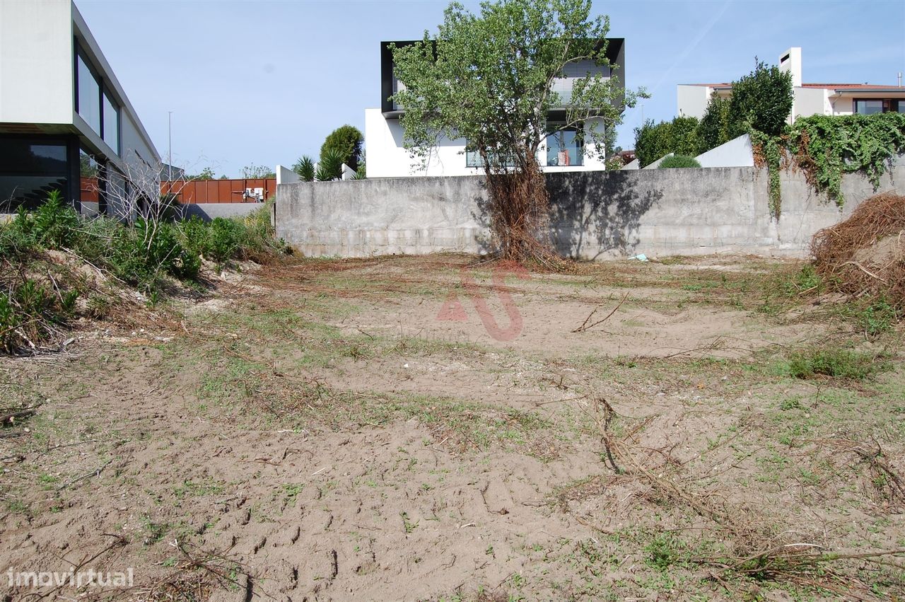 Terreno para construção com 1.821m2 em Santo Tirso