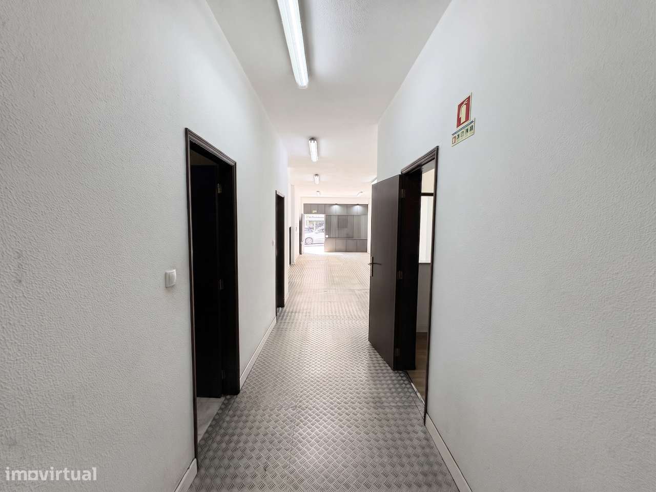 Loja comercial de 162 m2 com montra, no centro do Porto-6