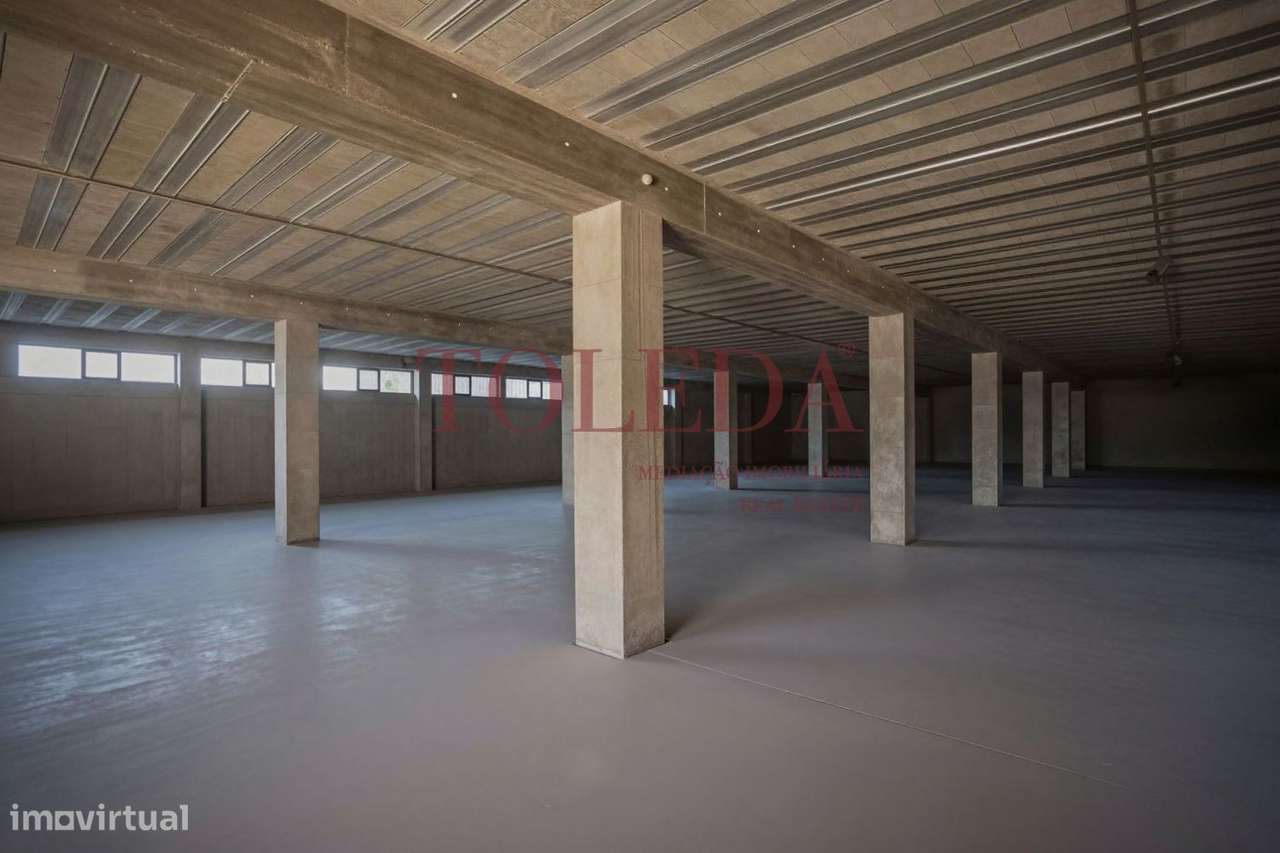 Armazém com 700m2 em zona Industrial-8