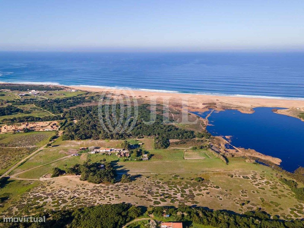 Terreno com ruína, junto à praia, em ...