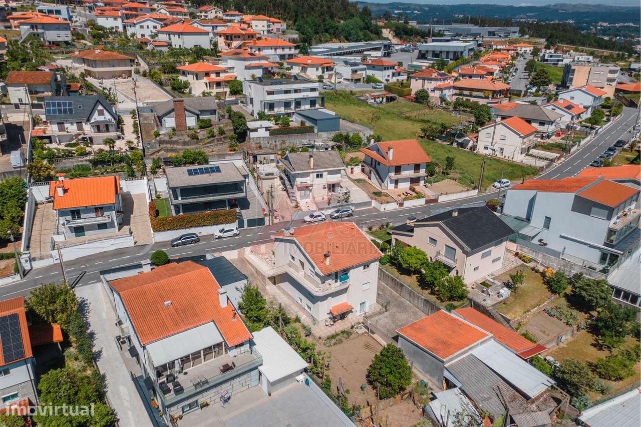 Moradia Espaçosa com 3 Habitações Independentes, Garagens e Terreno –-51