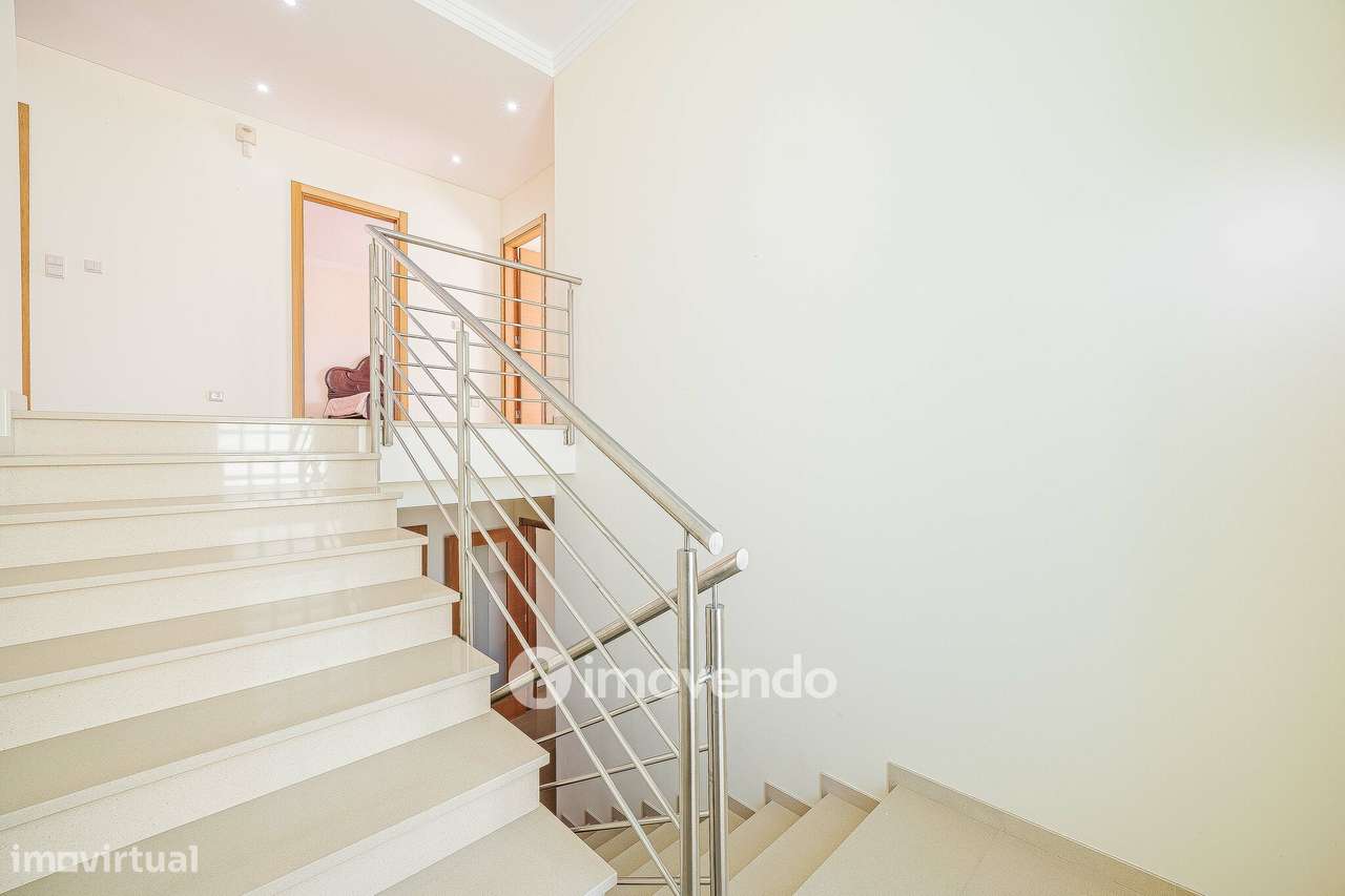 Moradia T4, com condomínio com piscina, em Almargem do Bispo-34